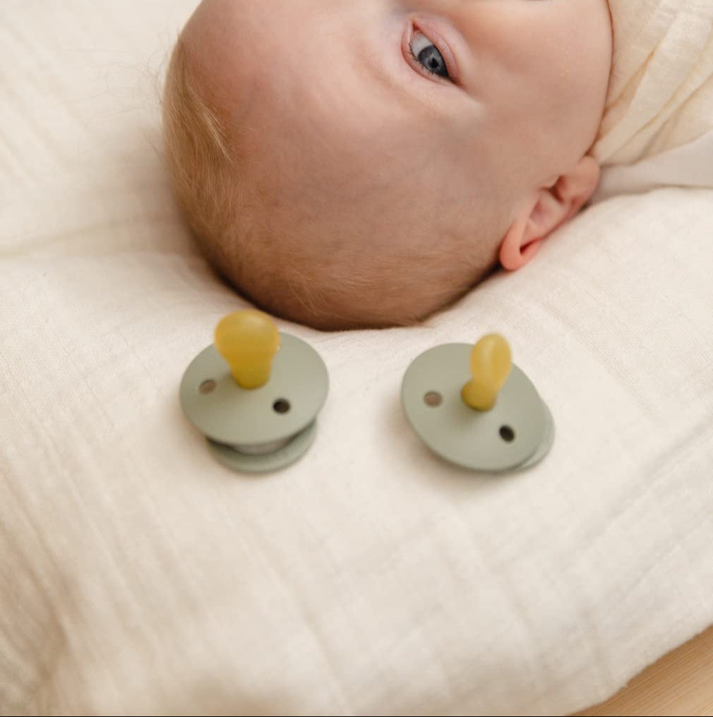 👉 Schnuller 2er-Pack – BPA-frei, Kirschform Sauger aus Naturkautschuk/Latex, Größe 1 (0+ Monate), Farben Ivory & Sage
