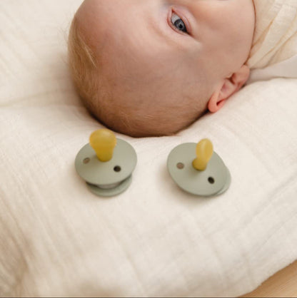 👉 Schnuller 2er-Pack – BPA-frei, Kirschform Sauger aus Naturkautschuk/Latex, Größe 1 (0+ Monate), Farben Ivory & Sage